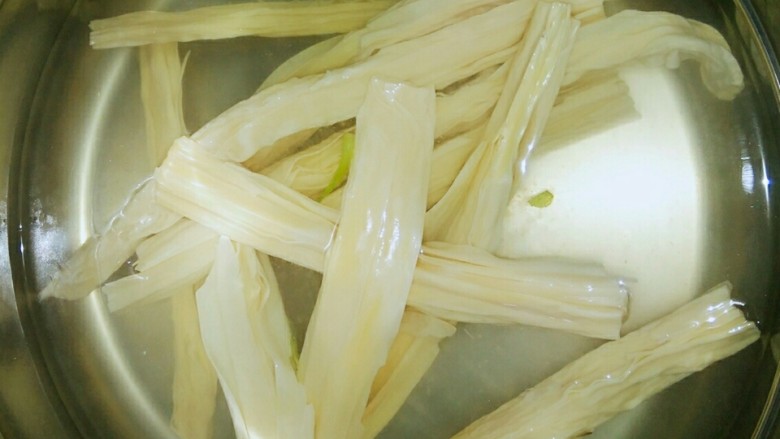 家常凉拌油麦菜,用开水烫烫,控净水分,备用。