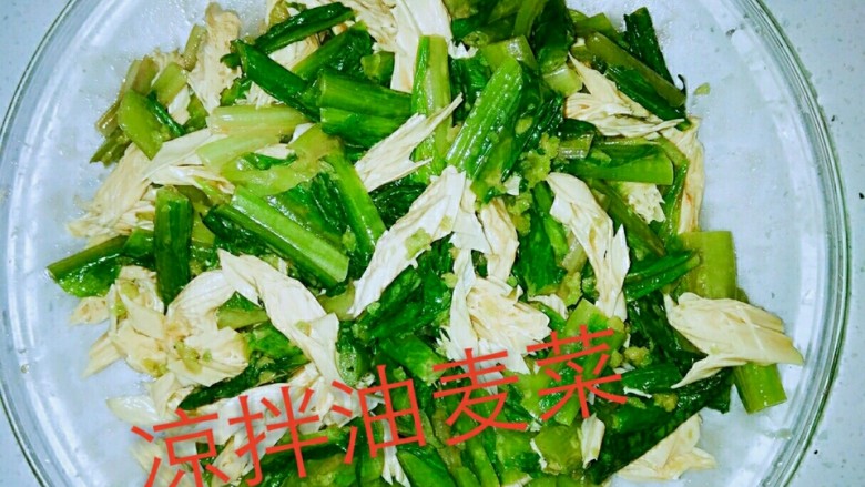 家常凉拌油麦菜,还可以放些辣椒油，但开春易上火，要少放。