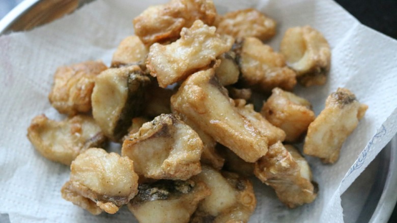 ≈黄焖鱼块≈,炸至表面金黄,捞出备用
