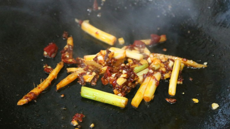 ≈黄焖鱼块≈,锅内留少量油,加入豆瓣酱,葱段,姜丝,蒜蓉,红辣椒炒香
