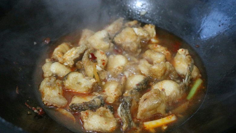 ≈黄焖鱼块≈,接着倒入鱼块,大火烧开后,用小火焖至汤汁收紧