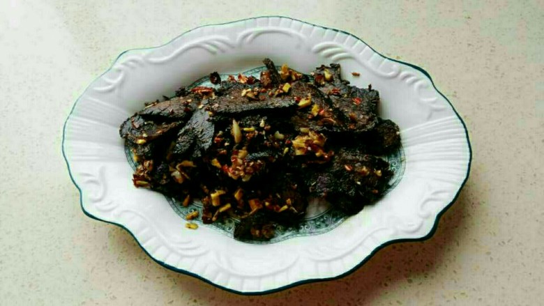牛肉干,这个是香辣味的,在家做多少都吃得完,不等上餐桌,都当零食吃了,拍照的都不配合,只顾吃了。😃
