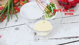 香葱味蛋卷,加入葱花,搅拌均匀。