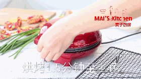香葱味蛋卷,因为太脆老!好难卷,要非常精准的把握时间,建议大家烤片就好