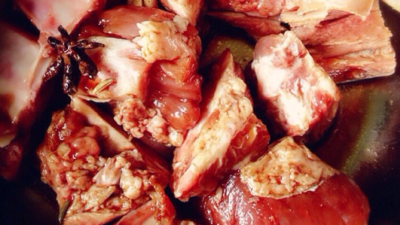 炒鸡简单的炖排骨,<a style='color:red;display:inline-block;' href='/shicai/ 434'>排骨</a>洗净，生抽，红烧汁，芝麻油，味精，大料，拌一拌，腌制一个小时