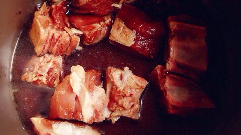 炒鸡简单的炖排骨,放入电饭锅，加半碗水