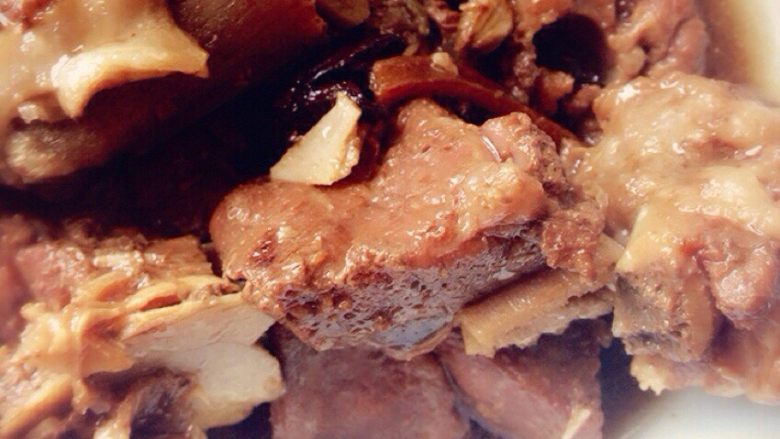 炒鸡简单的炖排骨,坐等电饭锅“滴滴”几声，吃肉啦