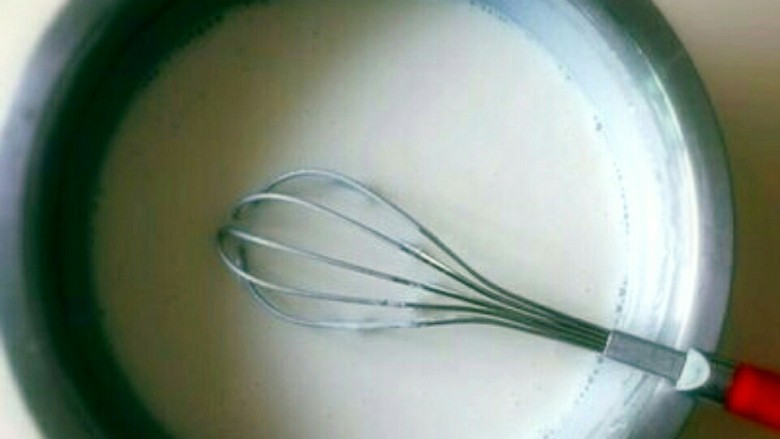 雪媚娘,将细砂糖加入<a style='color:red;display:inline-block;' href='/shicai/ 219'>牛奶</a>中，微微加热至砂糖融化，