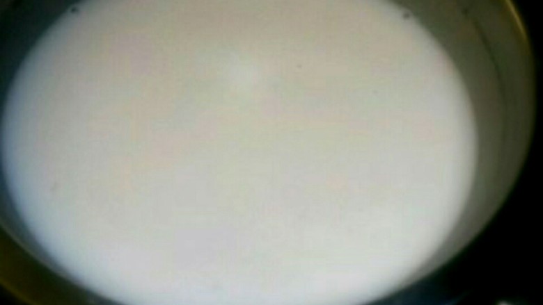 雪媚娘,加入<a style='color:red;display:inline-block;' href='/shicai/ 520'>糯米粉</a>和<a style='color:red;display:inline-block;' href='/shicai/ 512'>玉米淀粉</a>，搅拌均匀后上锅蒸熟，
这一步最后可以搅拌均匀后过筛，因为会有细小的硬块面团，如果不除去影响口感