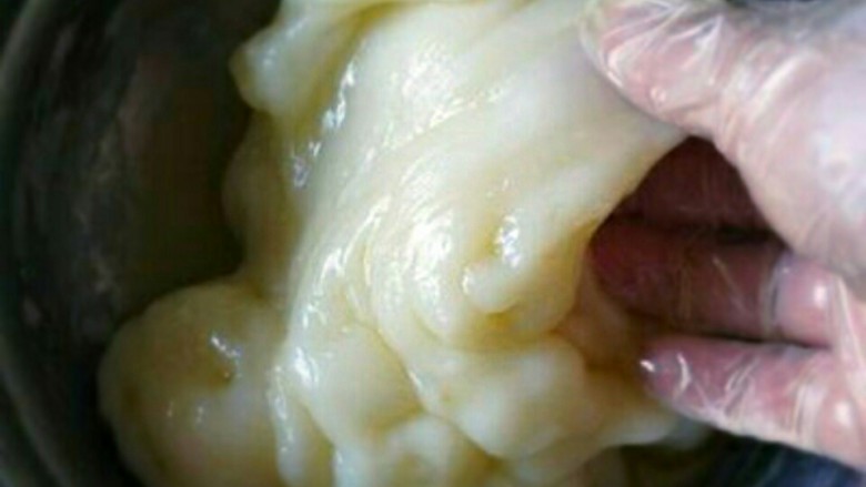 雪媚娘,将<a style='color:red;display:inline-block;' href='/shicai/ 887'>黄油</a>隔水加热后和进蒸熟的面团中，揉匀
  这一步会特别烫手，所以可以一边晾凉一边揉面团，这样不仅散热快，而且面会更筋道～