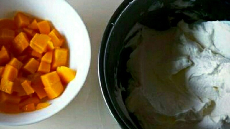 雪媚娘,将奶油打发好并准备好<a style='color:red;display:inline-block;' href='/shicai/ 10063'>水果</a>，我是买的罐装打发好的奶油所以这一步就只需要准备<a style='color:red;display:inline-block;' href='/shicai/ 10063'>水果</a>啦。