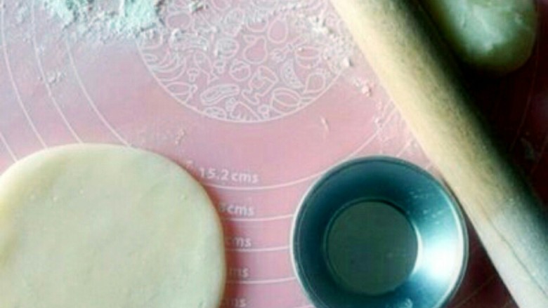 雪媚娘,像幹饺子皮一样幹出面皮，大小也差不多