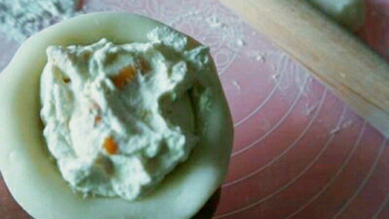 雪媚娘,将馅料放进饼皮中，可以用包包子的方法把它包起来哦