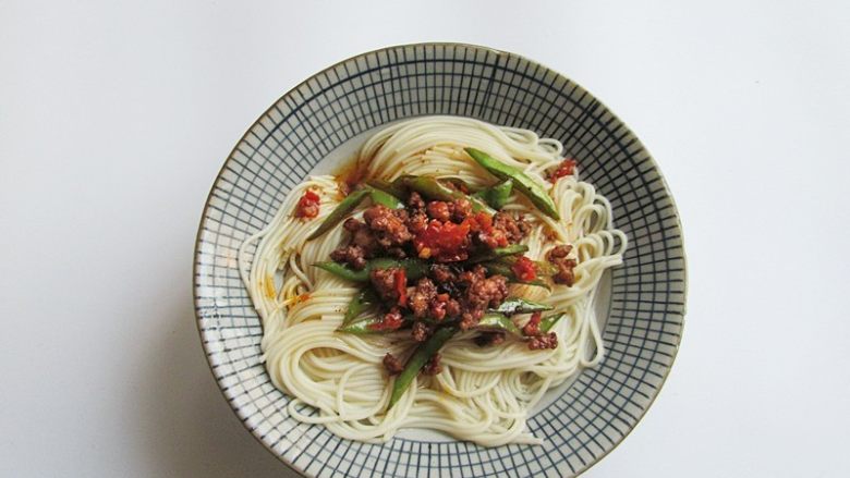 肉末酱香豆角面,装入面碗内，夹上羊肉片、炒好的肉末豆角码好