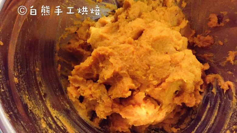 超超超超详细的芋圆教程,然后用手揉成红薯泥~用手揉可以使芋圆更有韧劲,而且用手揉出来的芋圆还可以有个很文艺的名字——「手感芋圆」🌚