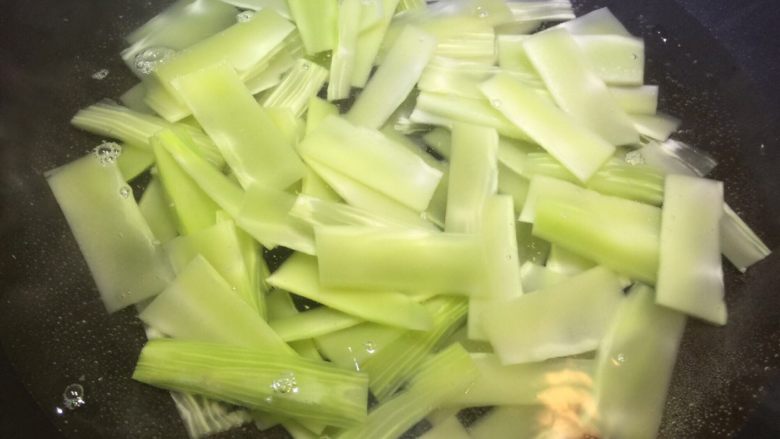 口味莴笋条,切好的莴笋条过下水。(水开后莴笋条倒里面烫两分钟)