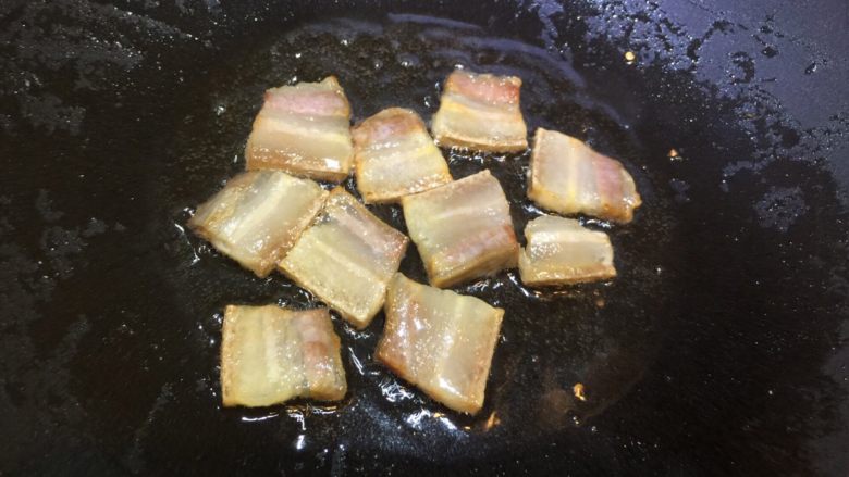 口味莴笋条,锅里加少许油,小火放入五花肉煸炒至黄色。