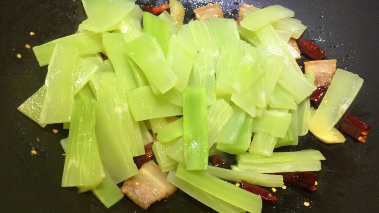 口味莴笋条,煸出香味后放入莴笋条,大火翻炒两分钟。(莴笋已经是熟的,所以不用翻炒太久)