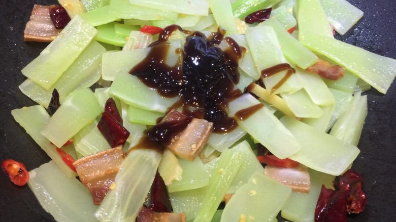 口味莴笋条,加入蠔油,放少许水翻炒均匀即可。