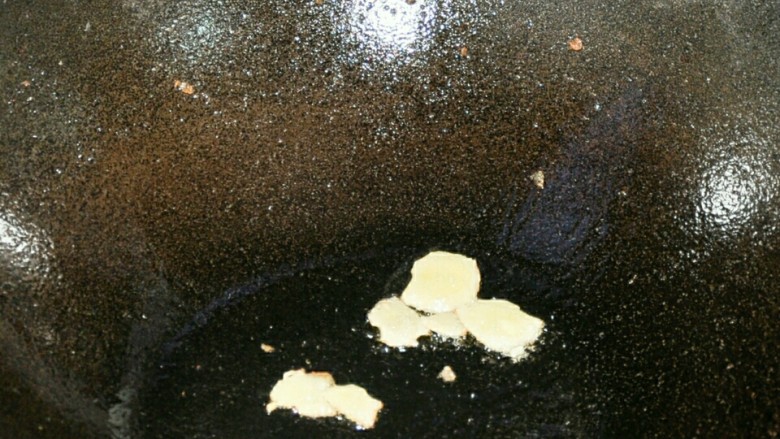 素酥肉(杏鲍菇),锅中留油,放入姜片爆香。