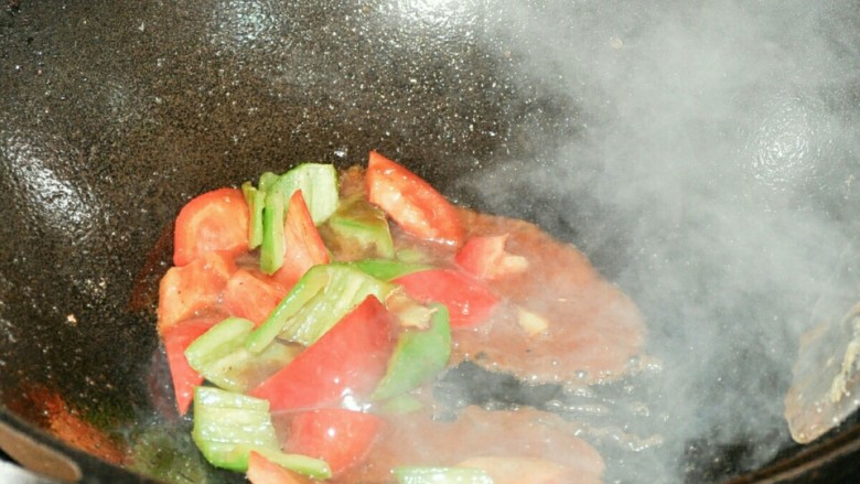 素酥肉(杏鲍菇),再放入青椒和红椒,炒熟后加盐和<a style='color:red;display:inline-block;' href='/shicai/ 788'>生抽</a>调味,最好可以烹少许醋。