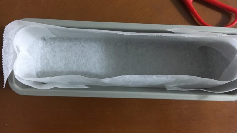 红豆抹茶巧克力冻#春意绿#,可以比较服帖地垫在模具里方便脱模