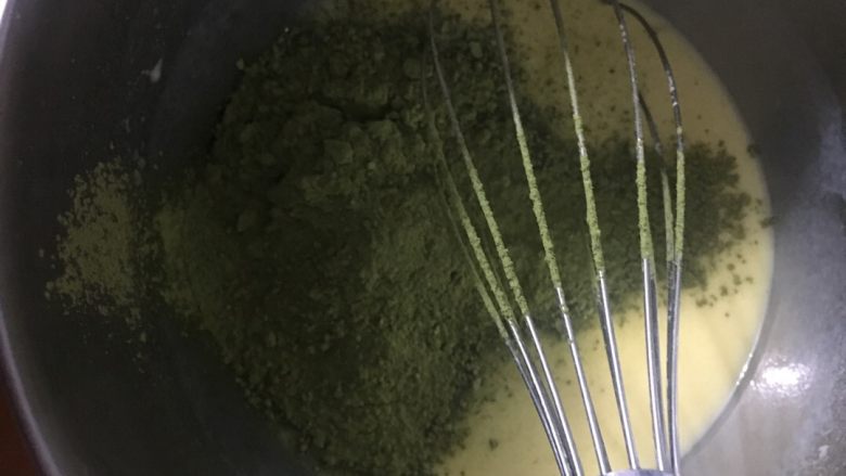 红豆抹茶巧克力冻#春意绿#,放入抹茶粉