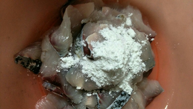 酸菜鱼,熬制的过程将鱼,切片腌制