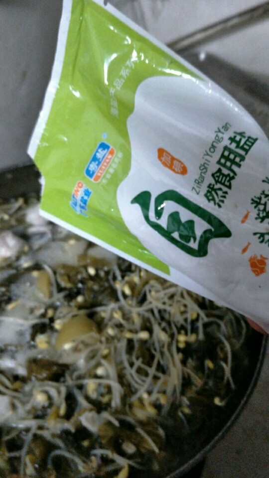 酸菜鱼,熬制开,之后加入盐