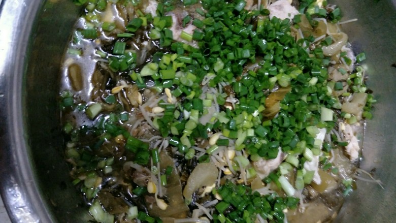 酸菜鱼,之后将酸菜鱼块倒入锅中,丢下葱。