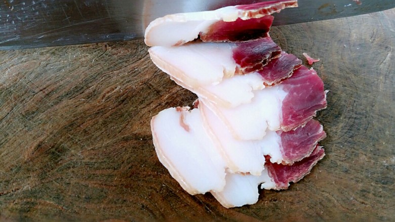 泥蒿炒腊肉,在案板上用刀,把<a style='color:red;display:inline-block;' href='/shicai/ 436'>腊肉</a>切成尽可能薄的片状,片大小可随意。