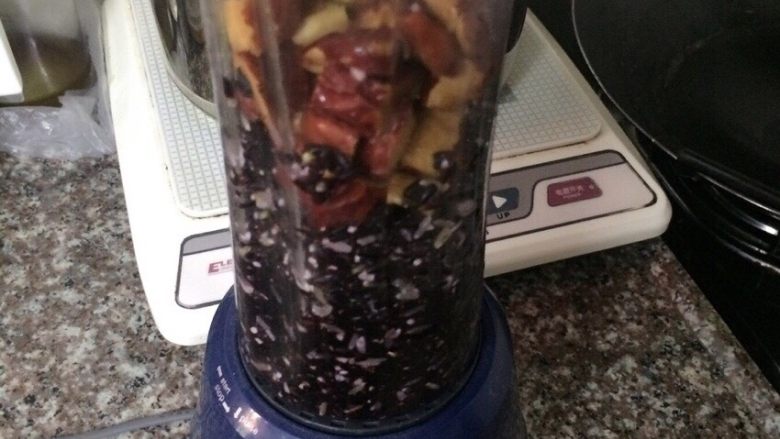 黑米红枣糊,把泡好的黑米放进搅拌机跟红枣一起搅拌,稍微加点水,一起打