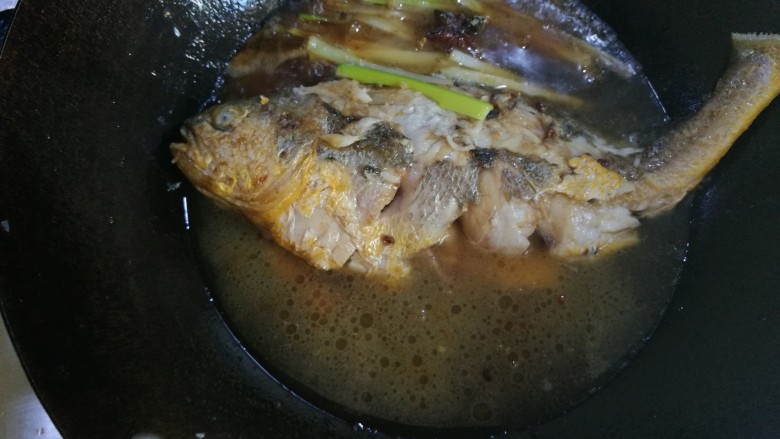 红烧黄花鱼,加入水,不用没过鱼,鱼比较好熟