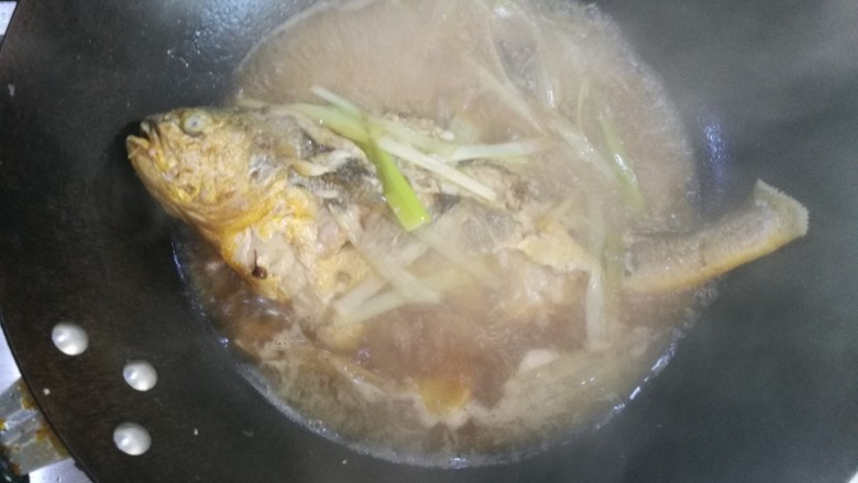 红烧黄花鱼,大火烧开,盖盖儿,中小火炖