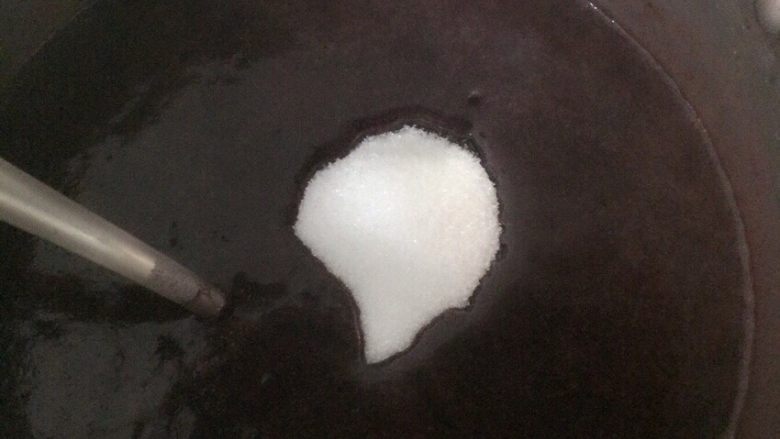 黑米红枣糊,煮二十五分钟后放入白糖,搅拌均匀,再煮十分钟,即可食用