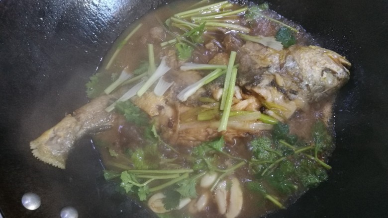 红烧黄花鱼,汤还剩一些时,放入香菜和大蒜