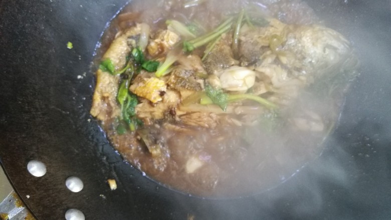 红烧黄花鱼,我留了一些汤,鱼肉要沾着吃