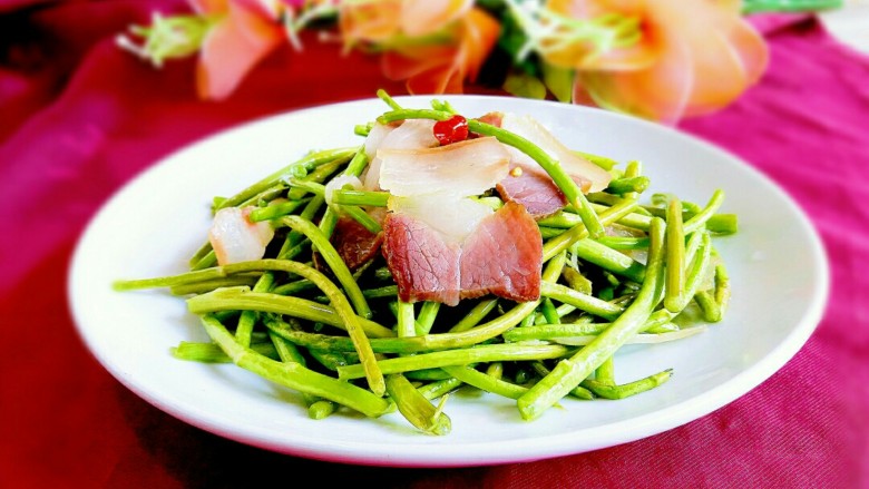 泥蒿炒腊肉,诱惑到你了吗?