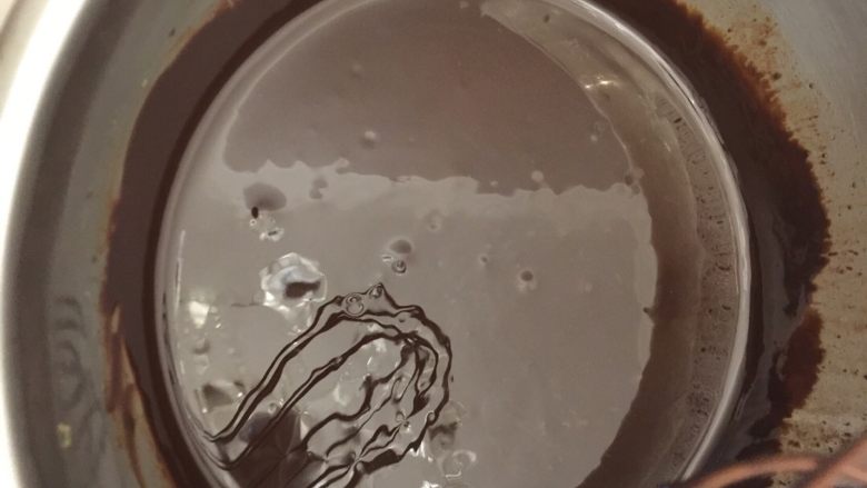 巧克力熔岩蛋糕,将黄油和巧克力隔水融化,用手动打蛋器搅拌均匀至无颗粒即可,放着备用