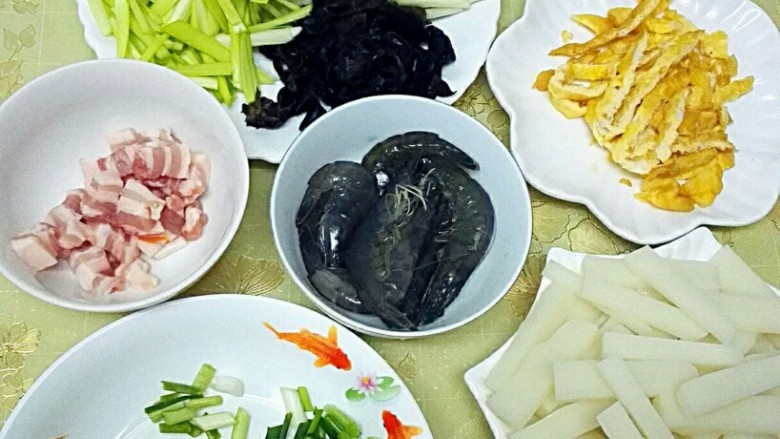 家常炒年糕#年年高#,材料洗好,切好,<a style='color:red;display:inline-block;' href='/shicai/ 9'>鸡蛋</a>打散煎