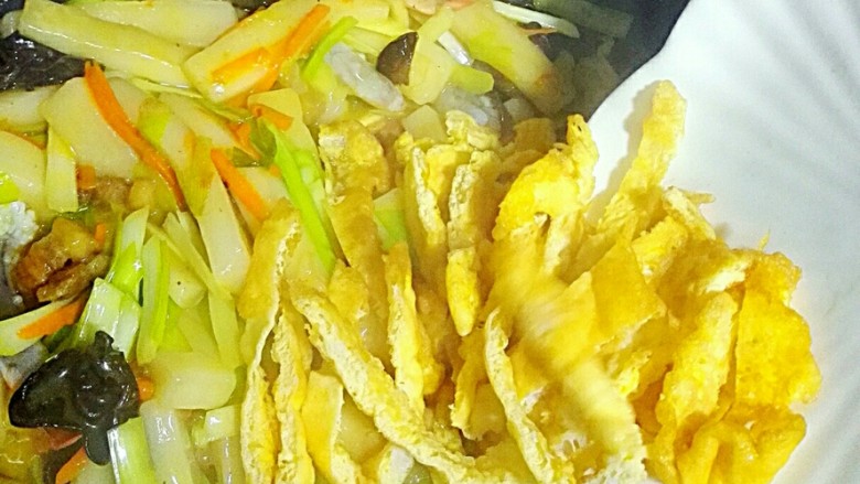 家常炒年糕#年年高#,然后加虾仁,煎鸡蛋