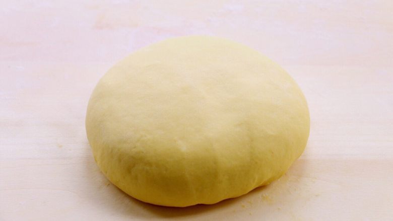 【蒸】南瓜千层饼,取出面团,揉出里面的气体。