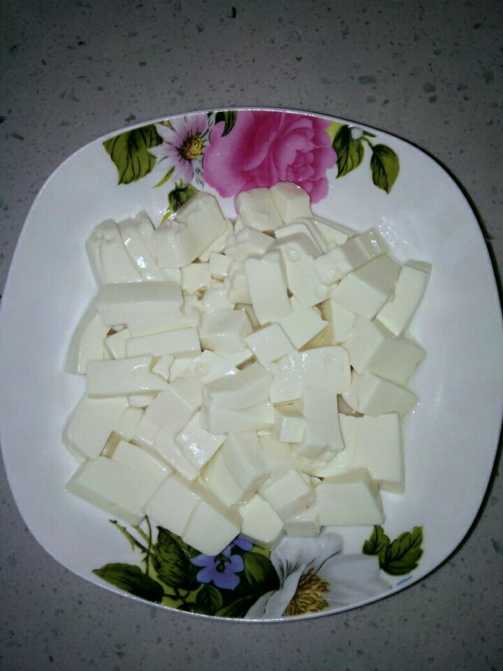 家常风味豆腐,半盒豆腐,切小块。