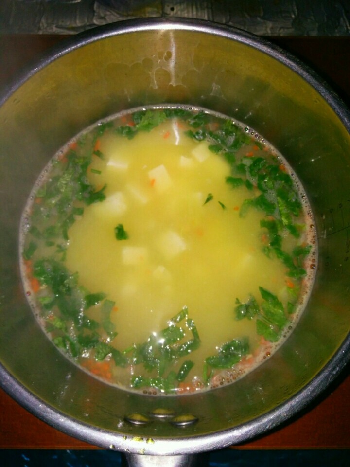 家常风味豆腐,1、如果喜欢咸鸭蛋的味道,可不加盐,再放入1个咸鸭蛋。总之,用少许盐调整咸淡。
2、因为咸鸭蛋青和豆腐混在一起,所以尝咸淡时,不要只尝汤。
3、煮1分钟左右,放入香菜,关火。