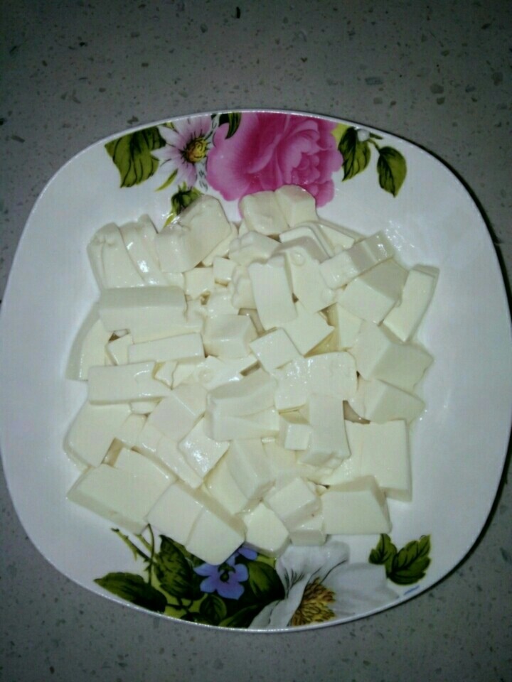 家常风味豆腐,另外半盒内脂豆腐切小块,控净水分。