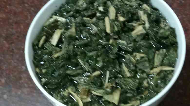 梅菜五花肉,将菜干用冷水浸泡15分钟，泡软，去掉咸味。