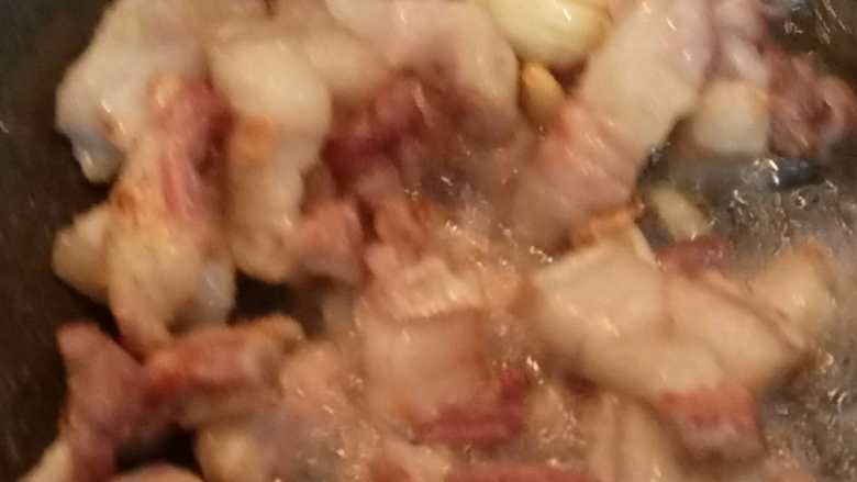 梅菜五花肉,用姜片爆炒<a style='color:red;display:inline-block;' href='/shicai/ 428'>五花肉</a>，加上酱油，五香粉。