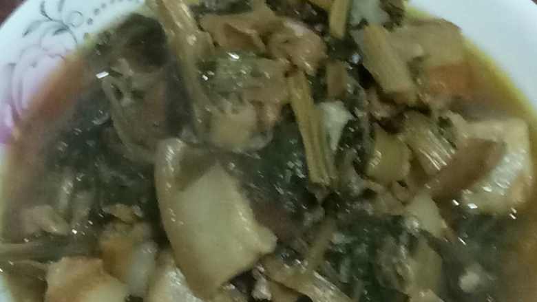 梅菜五花肉,将菜和五花肉放砂锅里，加入少许水，先大火熬开后，小火熬40分钟，就可食用。