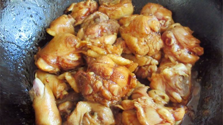 小乌龟便当,趁着热油爆炒鸡肉块,翻一会儿