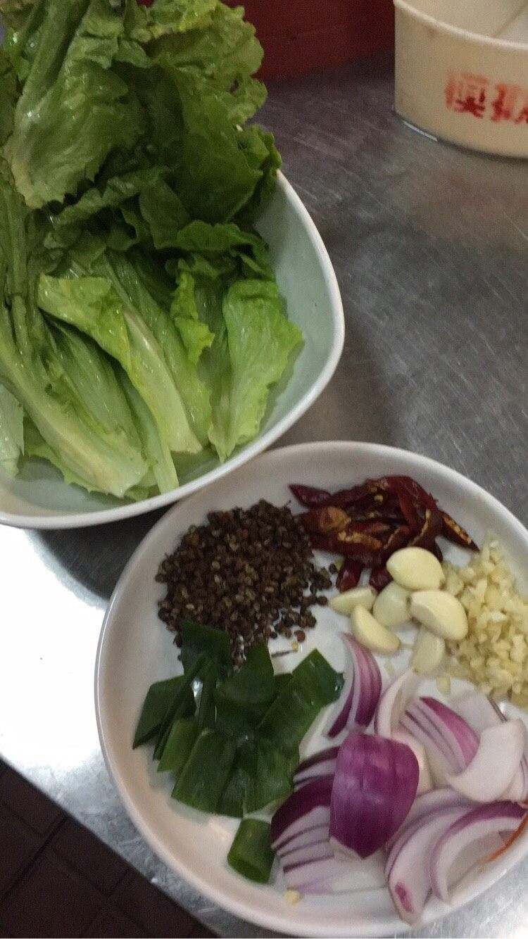 水煮肉片,生菜洗净。准备香料和小料